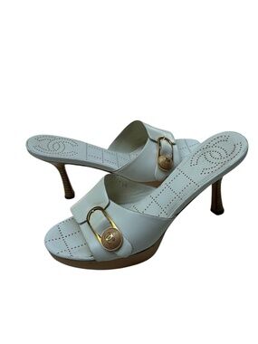 Vintage CHANEL Off White Leather Wooden Mules Clogs 37.5 C7.5 B CC logo Open Toe